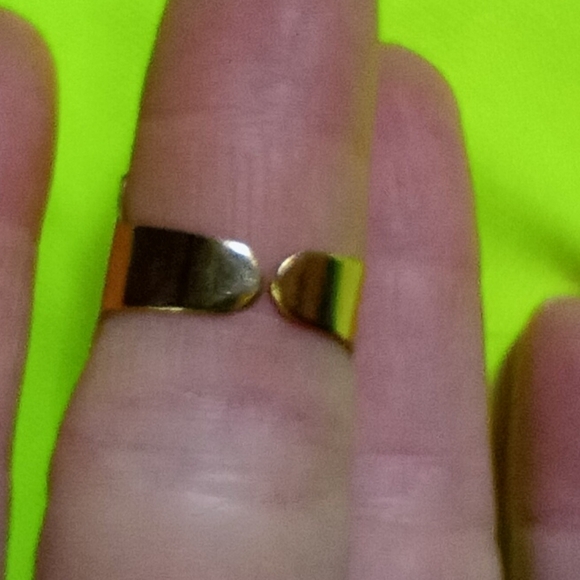 Goldtone cut out adjustable Ring size 7.5 - Picture 2 of 3